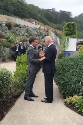 法國總統馬克宏與拜登近距離交談   圖:馬克宏推特