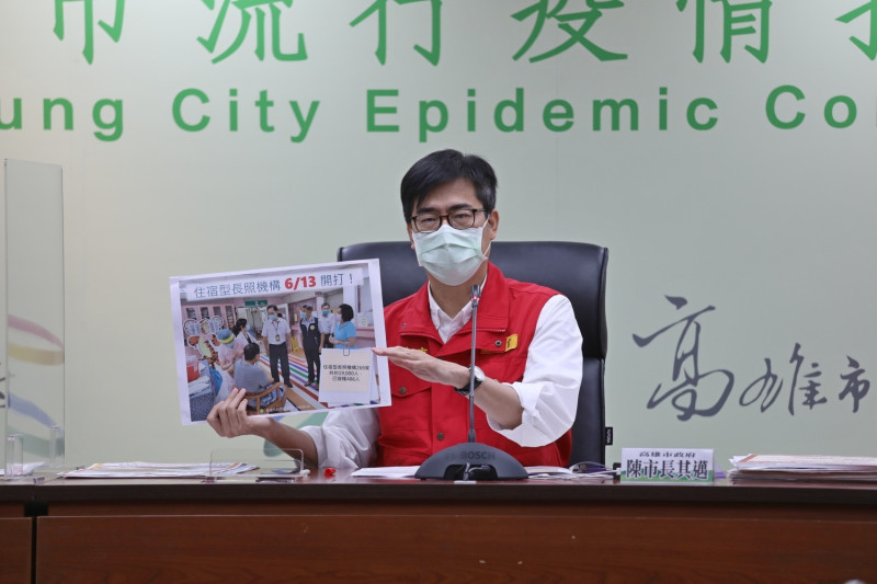 陳其邁超前部署作業，為社區75歲以上長輩接種疫苗。   圖：高雄市政府/提供