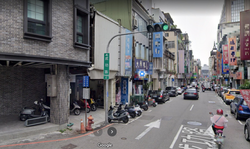 台中市成功路，傳出一名印尼籍母親的一個月大男嬰，遭3歲哥哥因熟睡不慎壓迫窒息。   圖：翻攝Google Map