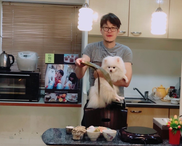 日本寵物營養學會寵物營養師林衍德（貓吉）老師，教授大家如何製作美味又營養的寵物鮮食粽子。    圖：新北市動保處提供