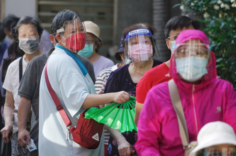 排隊接受疫苗的民眾。   圖：張良一/攝