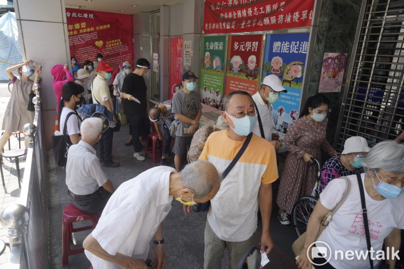 台北市長者疫苗施打首日開放，圖為萬華仁濟醫院施打情況。   圖：張良一 / 攝