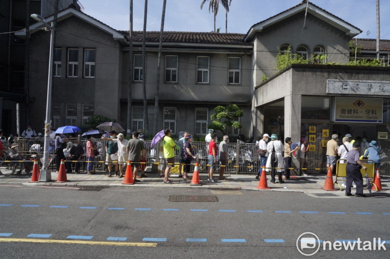 台北市長者疫苗施打首日開放，圖為萬華仁濟醫院施打情況。   圖：張良一 / 攝