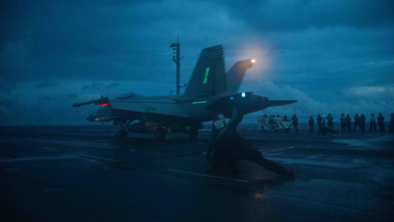 「雷根號(CVN-76)」航空母艦抵達南海，艦載F-18隨即展開夜間起降訓練。   圖：翻攝U.S. Pacific Fleet推特