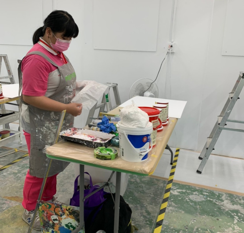 欽賢國中同學許文芳來自九份新住民家庭，好學的她更主動參加瑞芳高工漆作課程精進技技能。   圖：新北市府提供