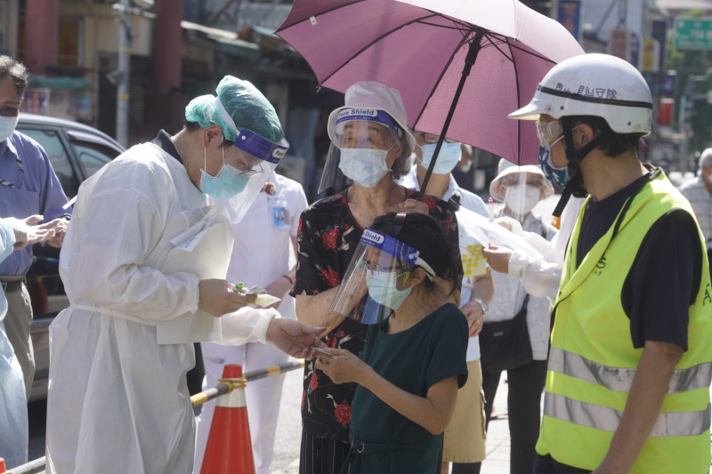 台北市長者施打疫苗首日，圖為萬華仁濟醫院施打疫苗情況。   圖：張良一 / 攝