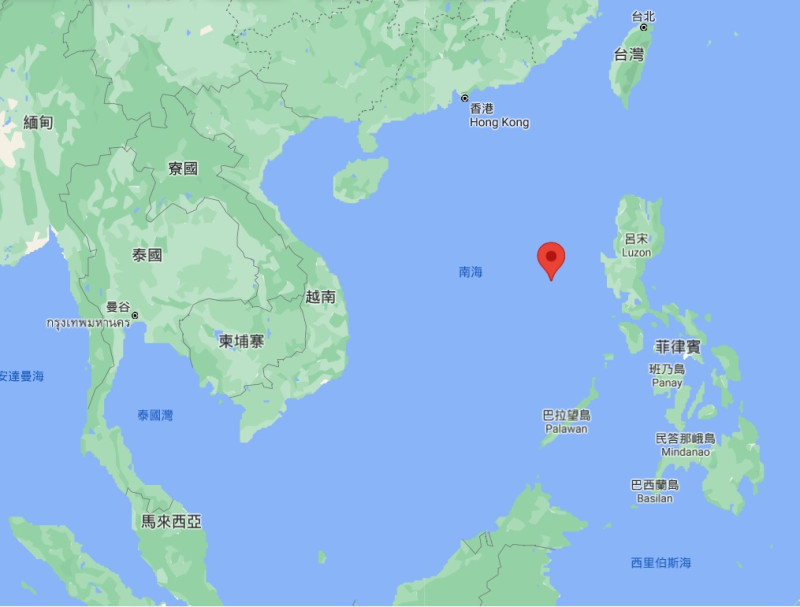 中國大陸黃岩島填海造島，若完成後配合反艦巡弋飛彈部署，中國戰力將可箝制菲律賓，涵蓋整片南海。圖中紅點標示區即為黃岩島位置。   圖：翻攝Google Map