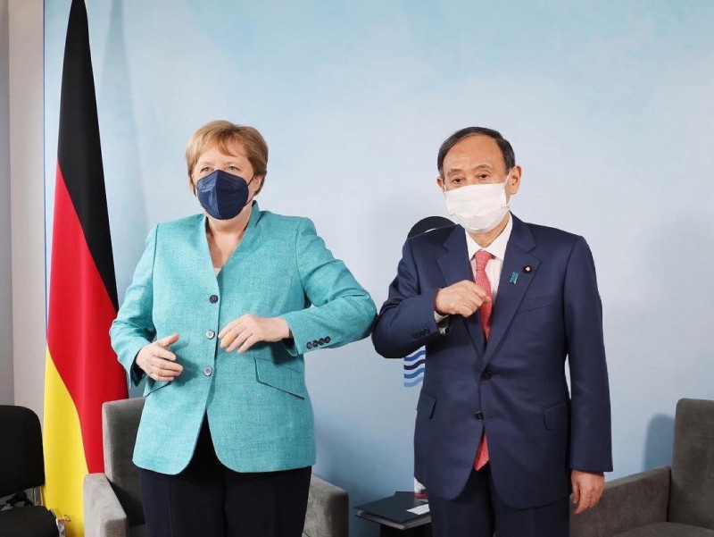 菅義偉（右）成功說服德國總理梅克爾（左）等G7領袖與美日同調，達成制約中國的共識。   圖：翻攝自菅義偉推特