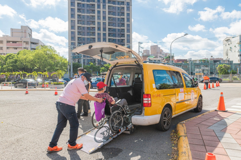 桃園市府安排疫苗計程車，接送需要接種疫苗民眾到接種站。   圖：桃園市政府／提供