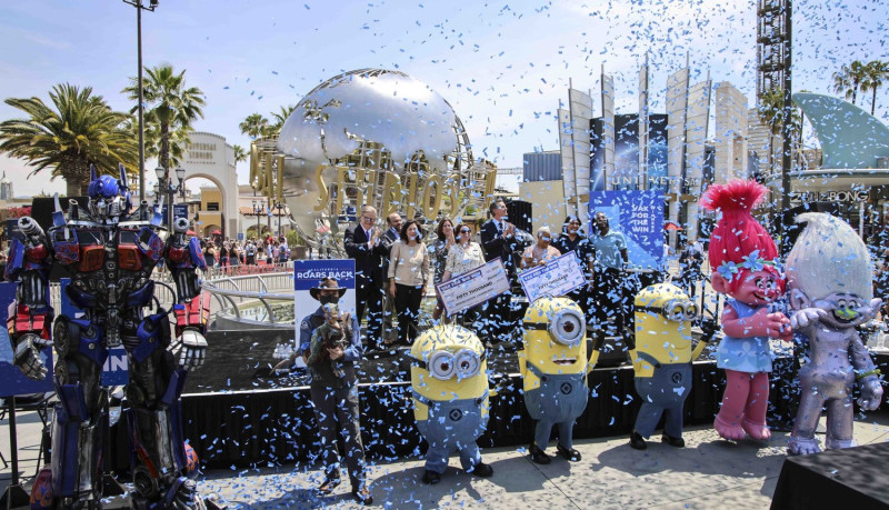 加州州長紐森（​Gavin Newsom）在環球影城慶祝加州解封。   圖：翻攝自@CAgovernor推特