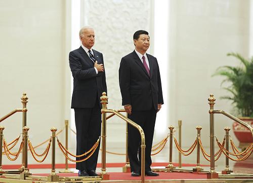 美國總統拜登（左）2011年曾訪問中國，當時美中關係熱絡。   圖：翻攝自中國政府網