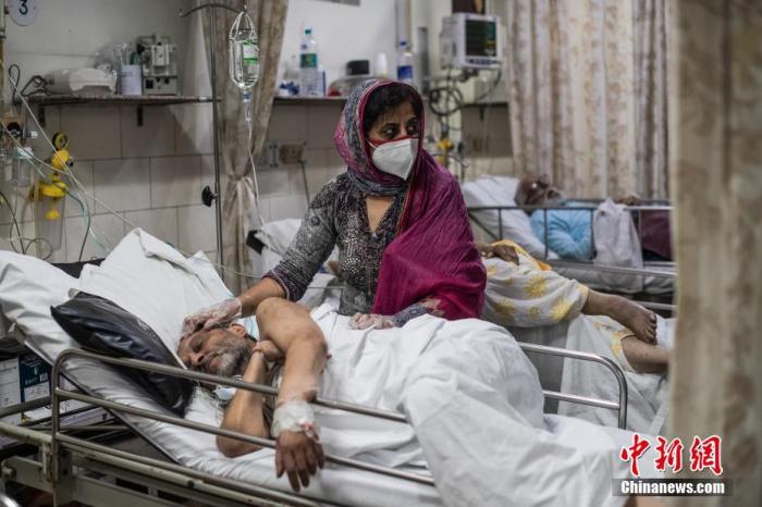 一名新冠肺炎患者在印度醫院接受治療。(示意圖)   圖 : 翻攝自中新網