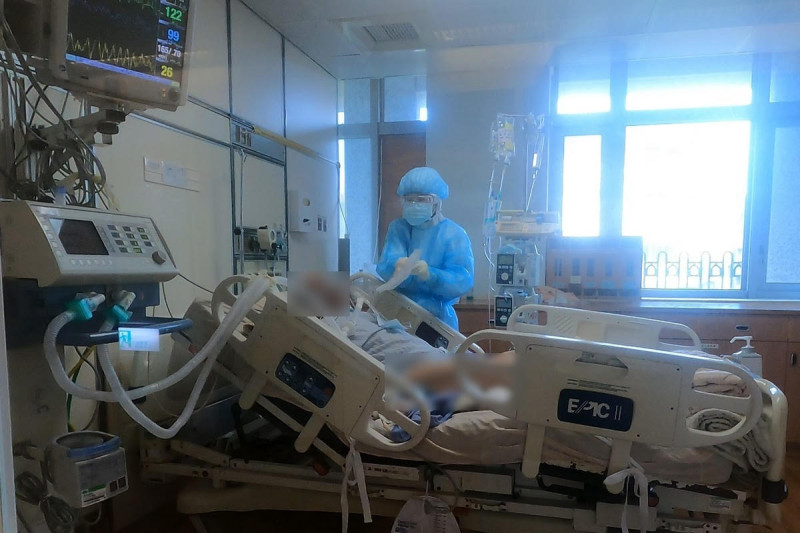 護理師照顧插管患者。   圖：台北慈濟醫院提供