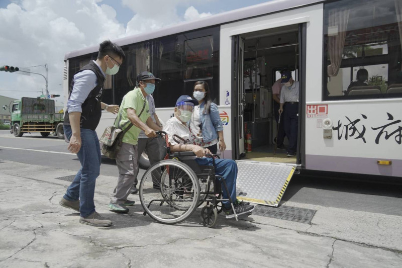 台南市規劃85歲以上長者施打疫苗的相關作業，透過方便就近長輩施打的小型社區接種站，以及使用日照車接送長者，十分便民。   圖：台南市政府提供