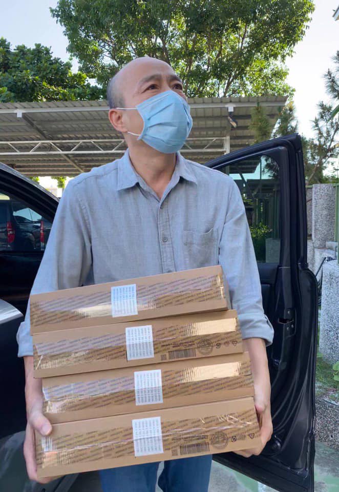 前高雄市長韓國瑜著手採購100台筆電，18日化身送貨員，將筆電送到中南部偏鄉的育幼院。   圖：翻攝韓國瑜臉書