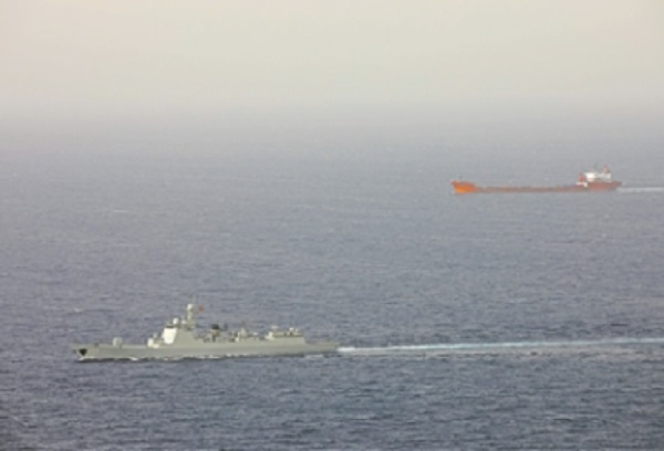 解放軍東部戰區海軍各1艘驅逐艦、護衛艦和補給艦出現在綠島東北方約80浬，由南往北航行。   圖/翻攝自解放軍報