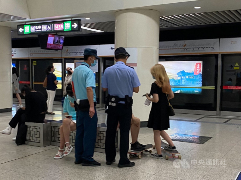 中共將在7月1日慶祝建黨百年，從6月中上旬起，北京的地鐵站內開始加強臨檢，不時可見警方對乘客隨機查驗證件。   圖/中央社