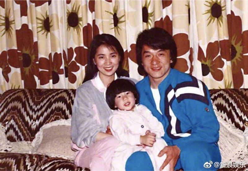 香港資深影星成龍現年67歲，和妻子林鳳嬌結婚將近40年，今天驚傳婚變，經紀公司已出面否認。（資料照）   圖：翻攝自微博