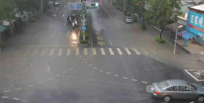 高雄市20日清晨強降雨，鳳山區澄清路部分路段有10至20公分積淹水。（民眾提供）   圖/中央社
