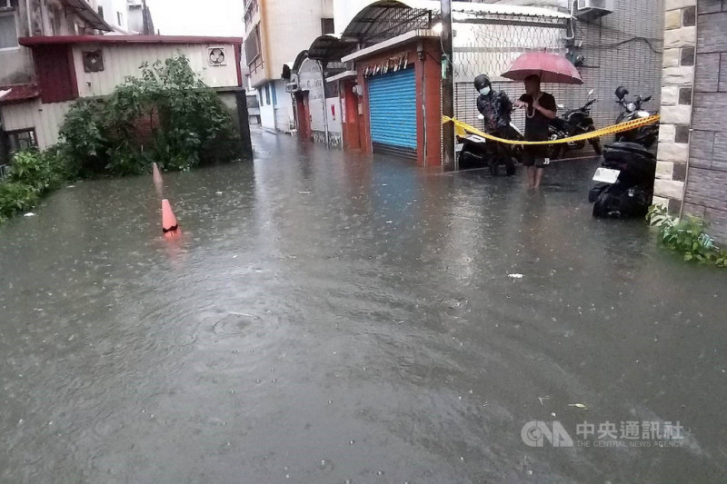 台南市部分地區20日凌晨出現雷雨，造成永康區一處巷弄積水，警方獲報前往拉上封鎖線。（成功里長曾文俊提供）   圖/中央社