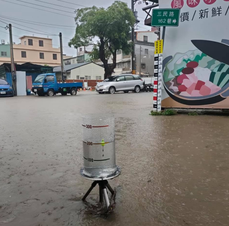 高雄市大雨成災，多處積水達20公分，7區達豪雨等級，10區達大雨等級。   圖 : 翻攝自洪士峰臉書