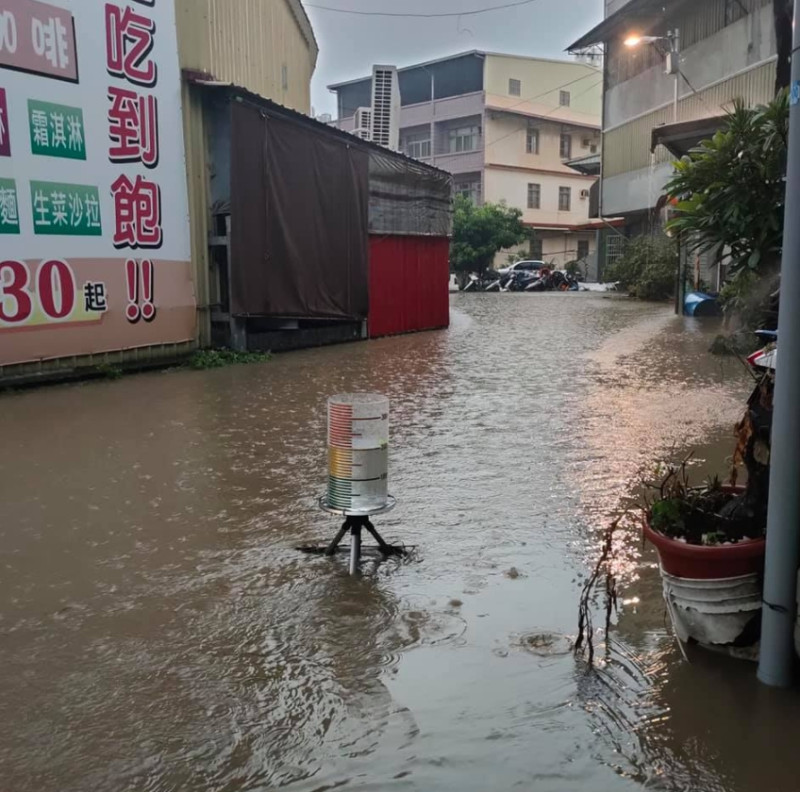 高雄市大雨成災，多處積水達20公分，7區達豪雨等級，10區達大雨等級。   圖 : 翻攝自洪士峰臉書