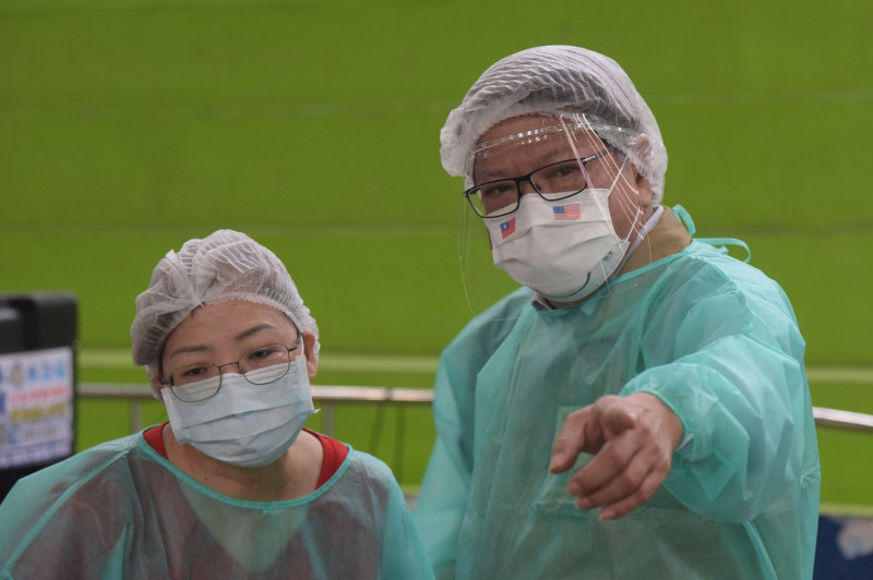 屏東縣長潘孟安戴上「台美微笑口罩」視察疫苗注射站。   圖：屏東縣政府提供