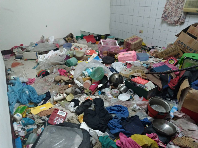 屋內堆滿雜物。垃圾滿屋、傳出臭味   圖：新北市動保處提供