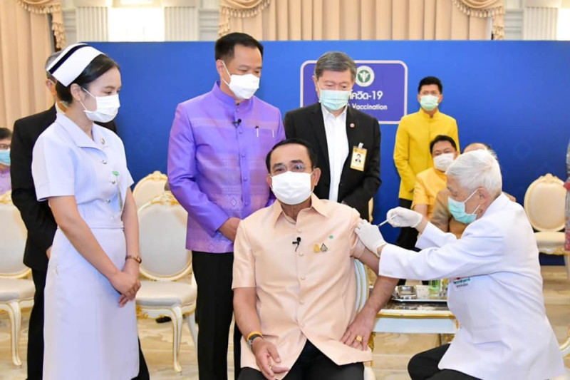 泰國軍政府總理帕拉育（前排中）今年3月率先施打AZ疫苗，事實上目前泰國只拿到約12萬劑AZ疫苗。   圖：翻攝自帕拉育臉書