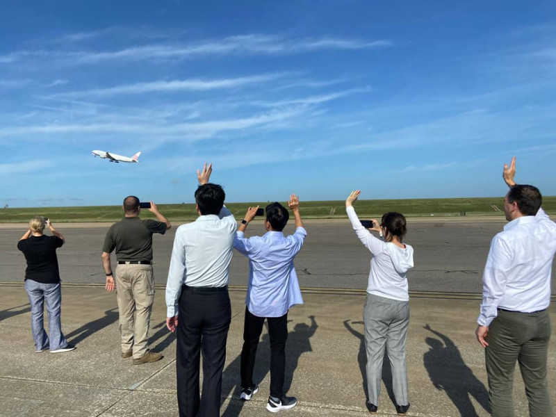 美國贈送台灣多達250萬劑莫德納疫苗，駐美代表蕭美琴（右二）全程緊盯，目送載運疫苗的華航班機起飛。   圖：翻攝自蕭美琴臉書