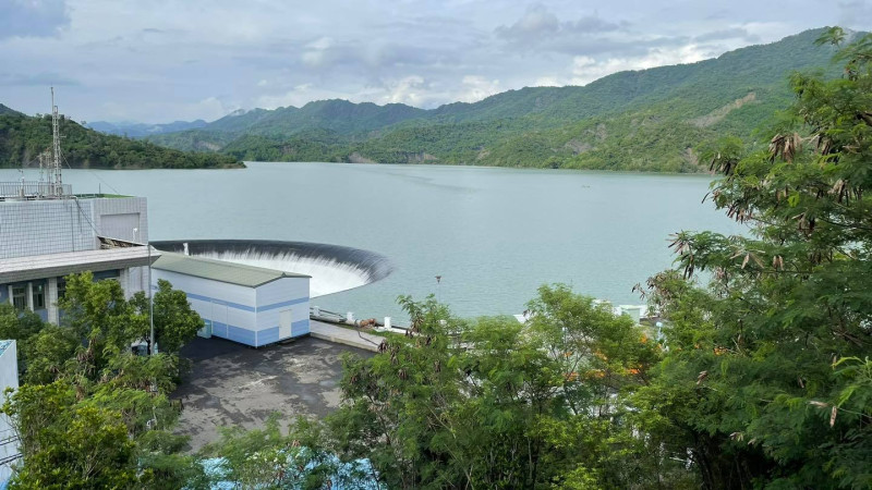 南化水庫受到近期雨水挹注，目前蓄水率達100%，是今年全台首個達「滿庫」的水庫。   圖：翻攝自王定宇臉書