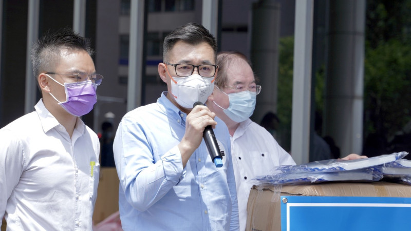 國民黨主席江啟臣（中）今（21）日上午赴輔大醫院致送防疫物資。   圖：國民黨提供