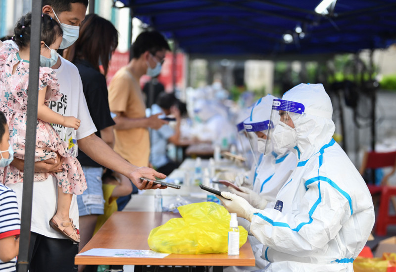 廣東居民於廣州荔灣區進行核酸檢測前的訊息登記。   圖 : 翻攝自新華社