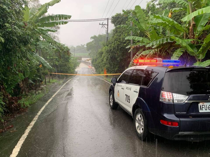 因大雨影響，台南左鎮地區有多處坍方、樹倒、淹水、橋沒等狀況發生。   圖：翻攝我愛左鎮臉書粉專