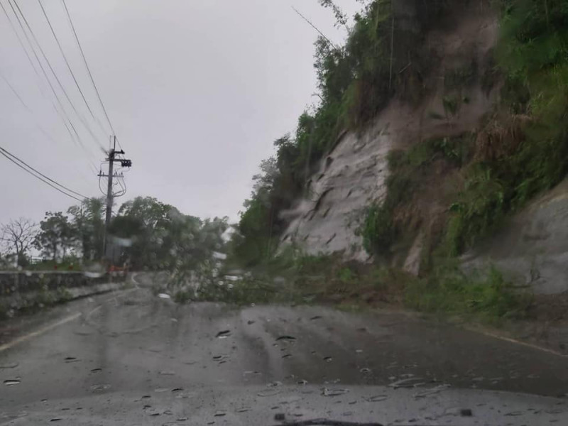 因大雨影響，台南左鎮地區有多處坍方、樹倒、淹水、橋沒等狀況發生。   圖：翻攝我愛左鎮臉書粉專