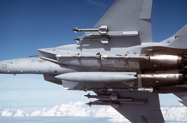 美軍F-15戰機掛載4枚AIM-120先進中程空對空飛彈(AMRAAM)。   圖：翻攝維基百科