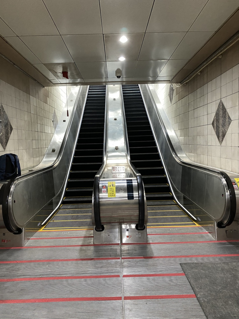 永寧站3號出口已改善為雙向電扶梯。   圖：捷運工程局／提供