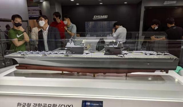 韓國大宇造船本月10日在釜山的韓國國際海事防務工業展覽會(MADEX 2021)上，展示一款「雙艦島」航母模型。   圖：翻攝陸網每日頭條