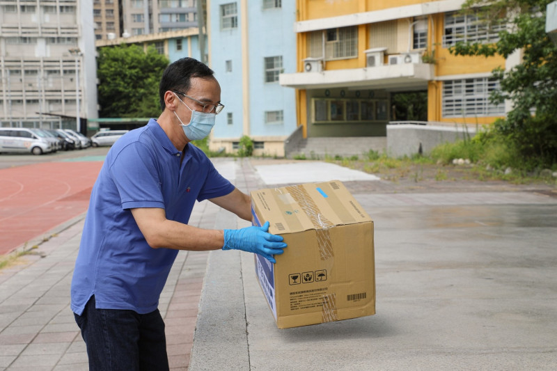 國民黨前主席朱立倫持續捐贈防疫物資。   圖：朱立倫辦公室/提供