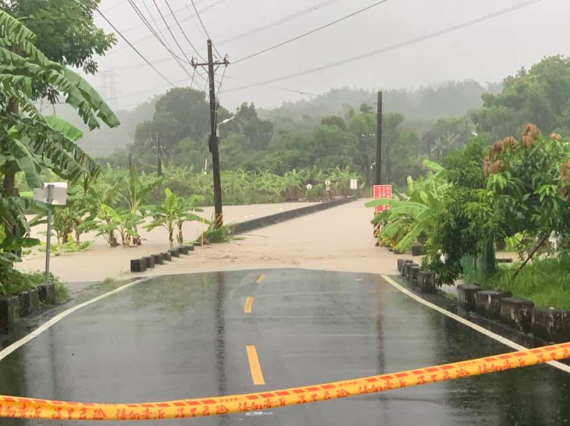 6月21日短時強降雨，台南左鎮積淹水，多座橋梁封閉。 圖：翻攝自臉書「我愛左鎮」