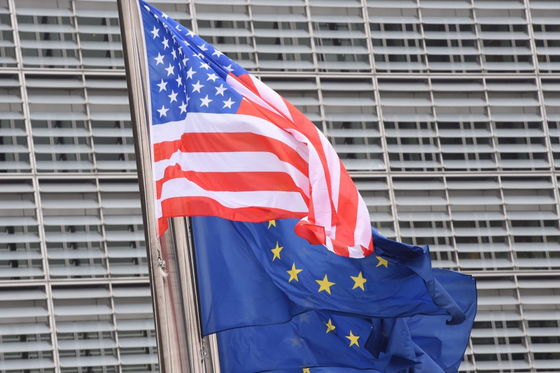 歐盟即將推出《數位市場法案》，引發美國不滿，圖為歐盟與美國國旗。   圖：取自歐盟臉書