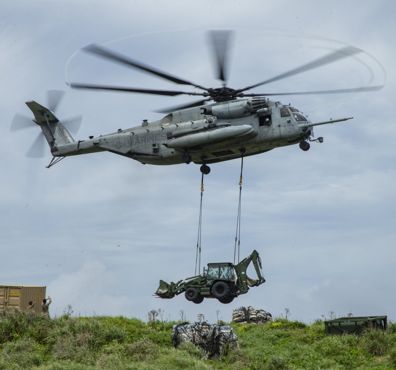 「SH-60海鷹」多用途艦載直升機吊掛重機械，進行遠征先進基地行動演習。   圖：翻攝U.S. Pacific Fleet推特