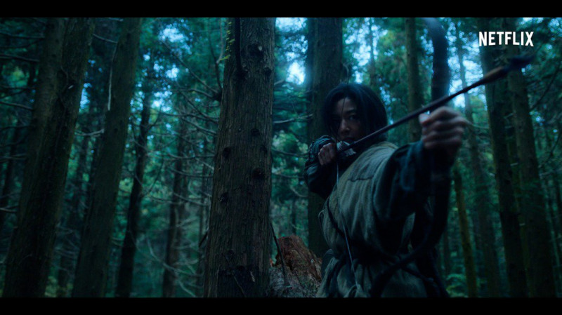 片中全智賢幾乎都是以帶著弓箭的女戰士之姿出現。   圖：Netflix提供