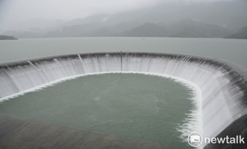 近來梅雨鋒面帶來大雨，南化水庫因庫容量已滿持續溢流，自來水公司表示，已規劃增高水庫溢流堰。   圖：台南市政府提供