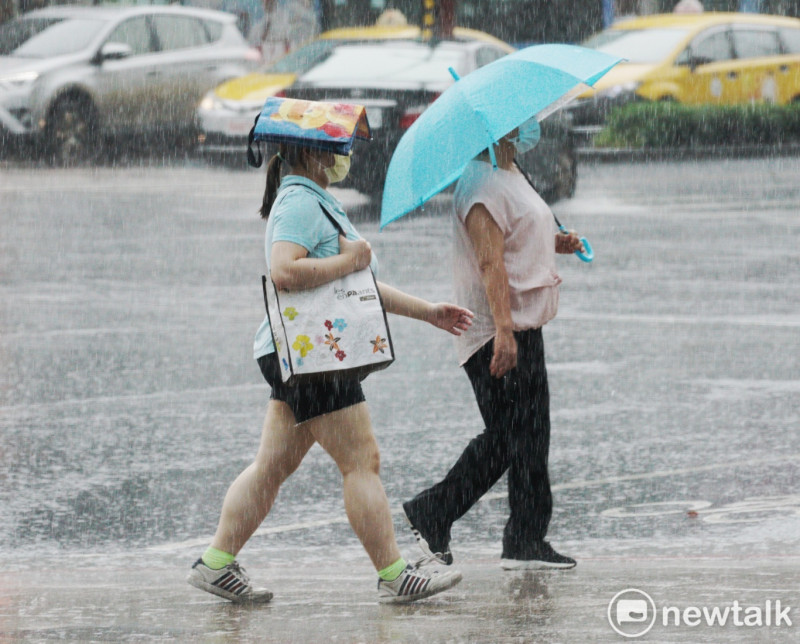氣象局表示，梅雨鋒面持續影響台灣，南部及宜蘭地區要留意大雨。   圖：張良一/攝