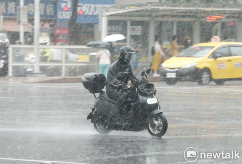 氣象局表示，今天嘉義以南及山區留意局部大雨。   圖：張良一/攝
