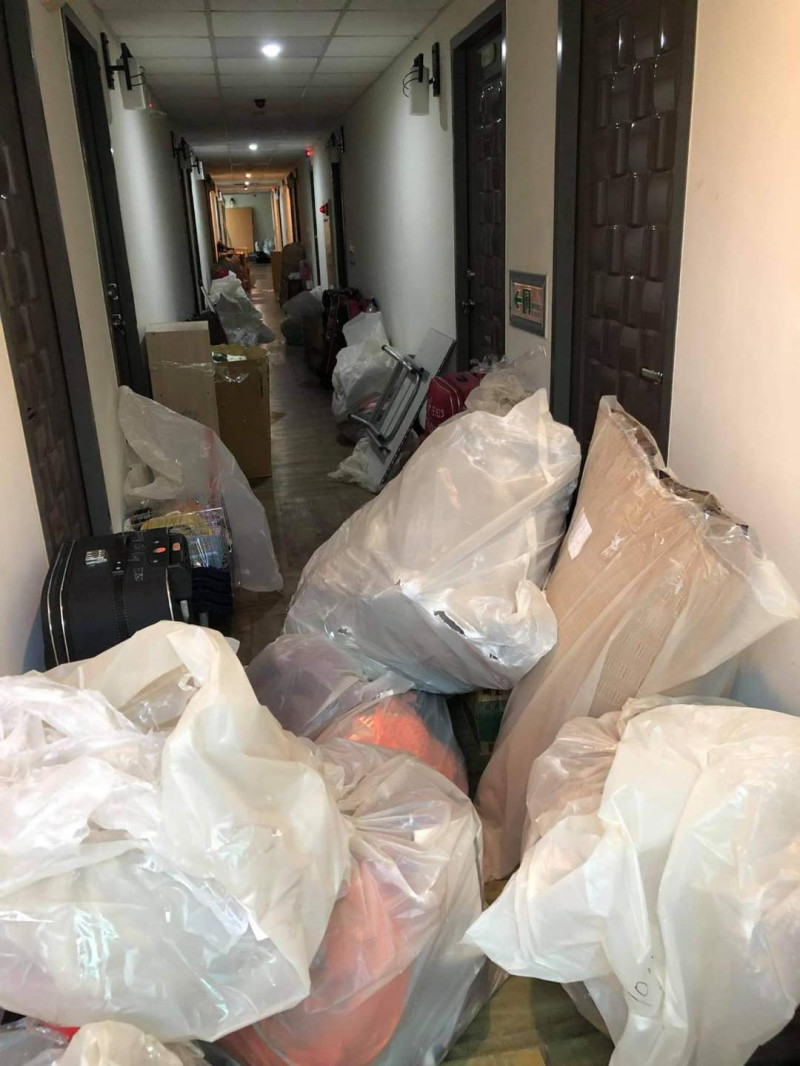員工的私人物品，被像垃圾一樣堆在走廊。   圖：翻攝自曾玟學臉書