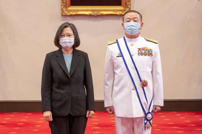 總統蔡英文（左）與前參謀總長黃曙光（資料照片）   圖：總統府提供