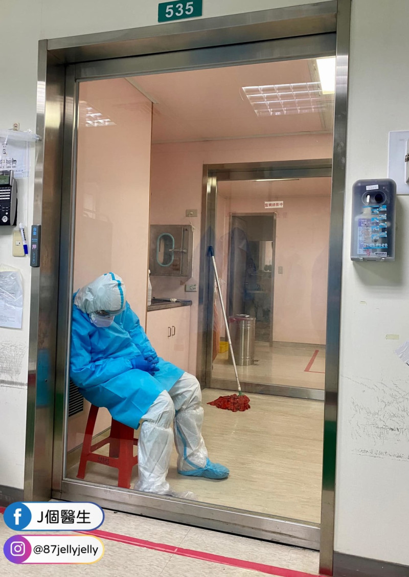 負壓隔離病房的清潔人員必須長時間穿著防護衣，非常悶熱。   圖：J個醫生臉書/提供