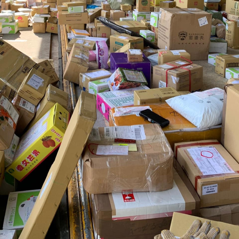 中華郵政包裹爆增，擬跟進民間物流業者調漲運費。   圖：翻攝自王國材臉書